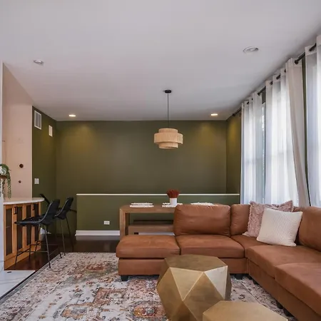 Holiday home Modern Townhome With King & Private Patio Chicago