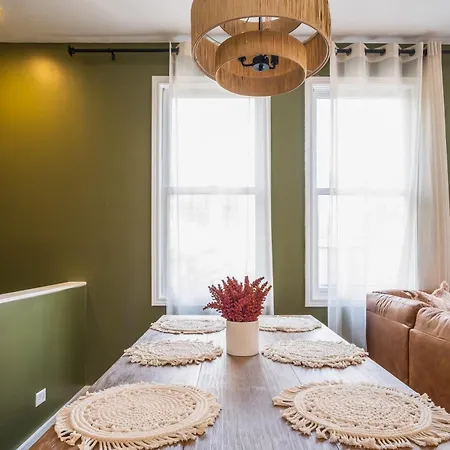 Holiday home Modern Townhome With King & Private Patio Chicago