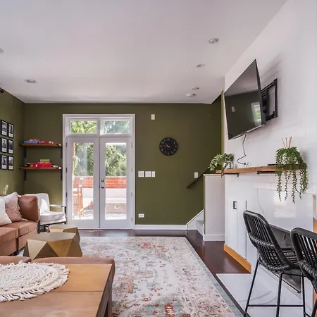 Holiday home Modern Townhome With King & Private Patio Chicago
