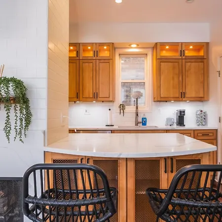 Modern Townhome With King & Private Patio * Chicago