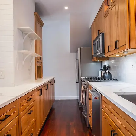 Modern Townhome With King & Private Patio