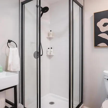 Modern Townhome With King & Private Patio Holiday home Chicago