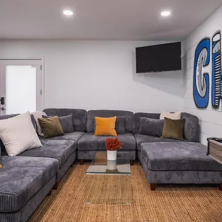 Modern Townhome With King & Private Patio Chicago