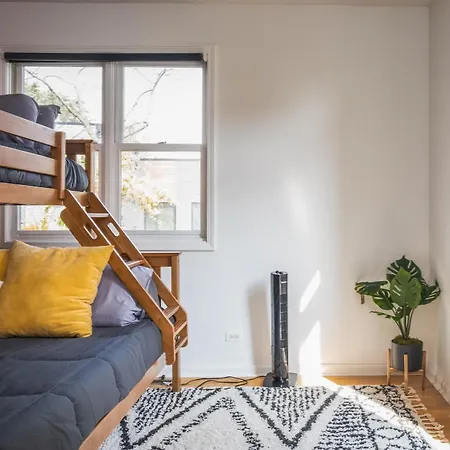 Modern Townhome With King & Private Patio Holiday home
