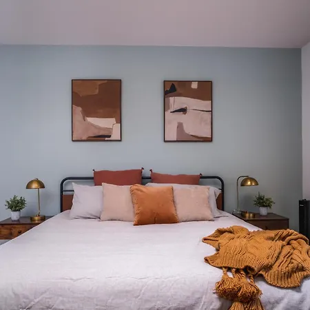 Modern Townhome With King & Private Patio