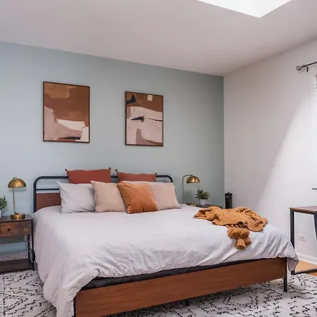 Modern Townhome With King & Private Patio