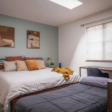 Modern Townhome With King & Private Patio * Chicago