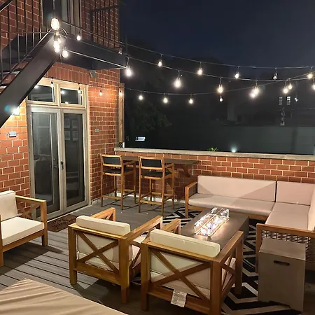 Modern Townhome With King & Private Patio Holiday home