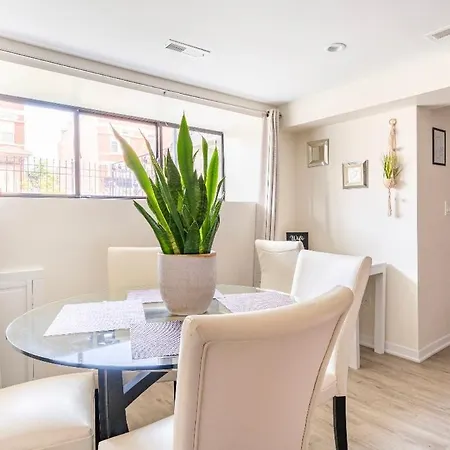Cozy 2 Brm Mins Away From United Center Apartment Chicago