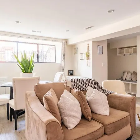 Cozy 2 Brm Mins Away From United Center Apartment *