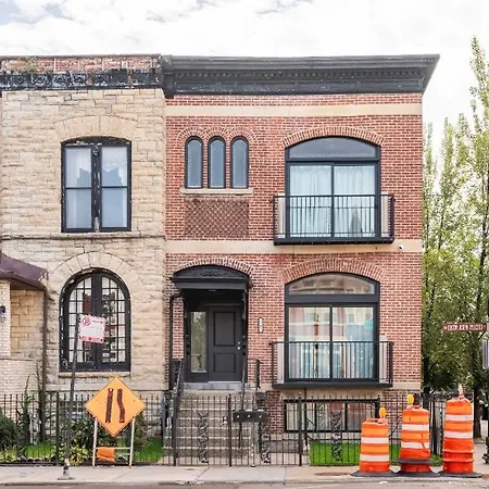 Cozy 2 Brm Mins Away From United Center *