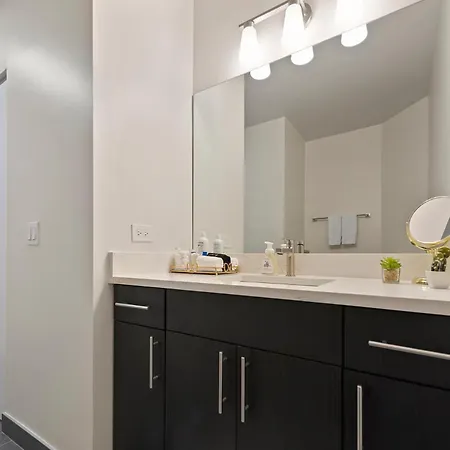 The Bernardin Gold Coast Luxury Near Magnificent Mile Apartment *