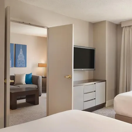Hilton Magnificent Mile 3*