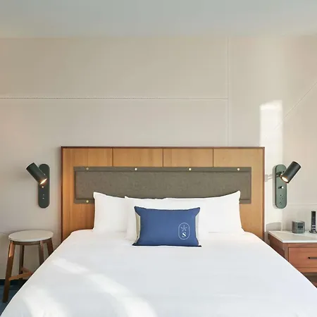 Sable At Navy Pier Chicago, Curio Collection By Hilton Hotel Chicago