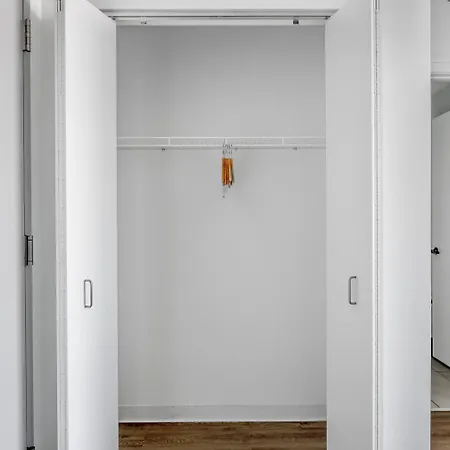 West Loop 2br W Theater Gym Nr Restaurant Row Chi-950