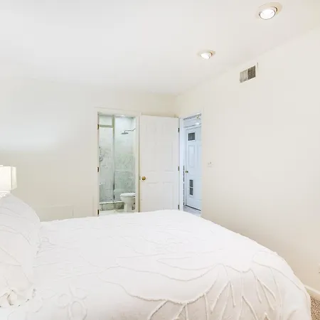 Lincoln Park Walk To Beach, Shops And Dining! Apartment *