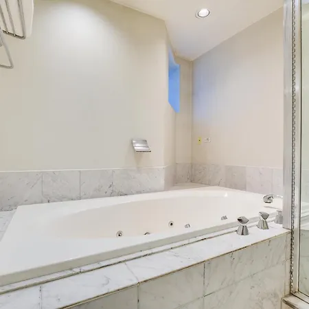 Lincoln Park Walk To Beach, Shops And Dining! Apartment