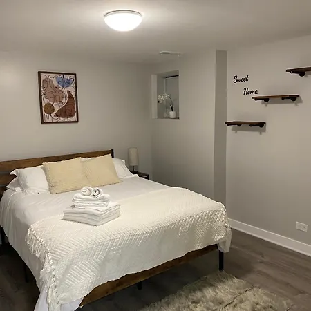 Stylish Urban Retreat 3 Bedroom Newly Remodeled Apartment *
