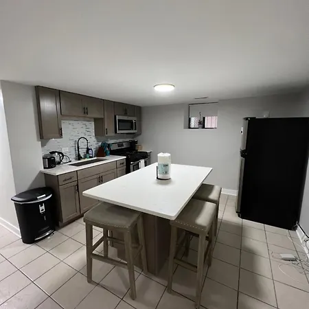 Stylish Urban Retreat 3 Bedroom Newly Remodeled Apartment Chicago