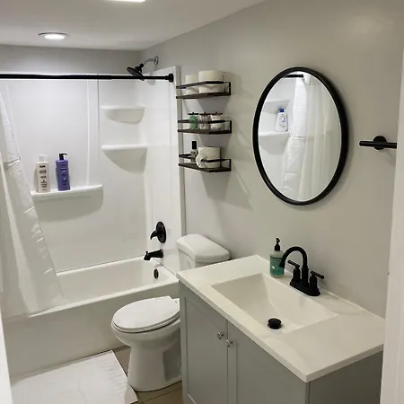Stylish Urban Retreat 3 Bedroom Newly Remodeled Apartment *