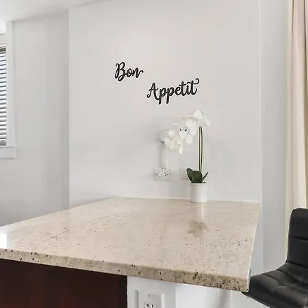 2br Stylish In Hyde Park - Shoreland 1320