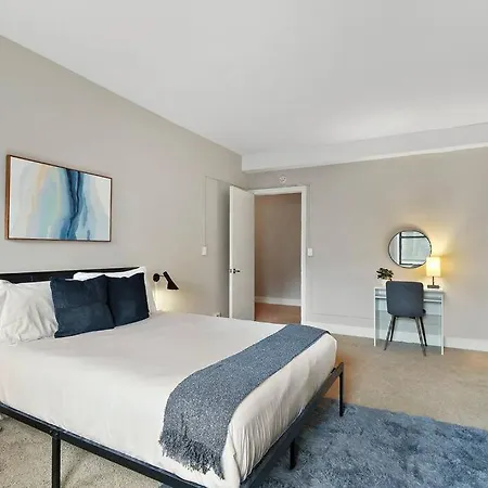 2br Sunny In Hyde Park - Windermere 211 Apartment Chicago