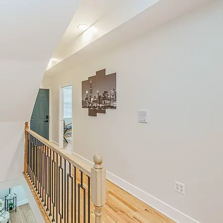 Spacious 4-bedrooms Retreat Chicago