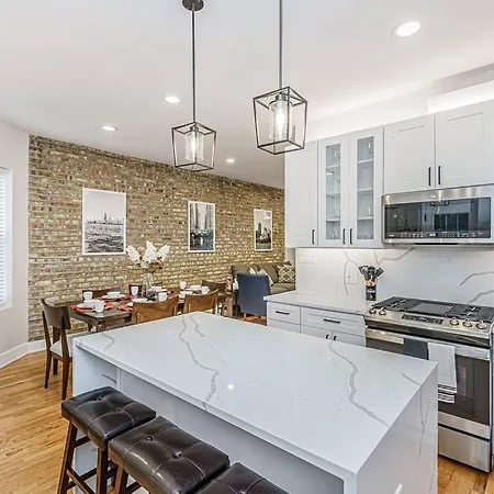 Spacious 4-bedrooms Retreat Chicago