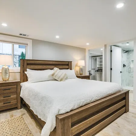 Stylish Retreat: Walk To Loyola *