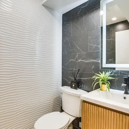 Stylish Retreat: Walk To Loyola Holiday home