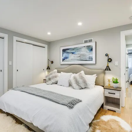Stylish Retreat: Walk To Loyola Holiday home Chicago