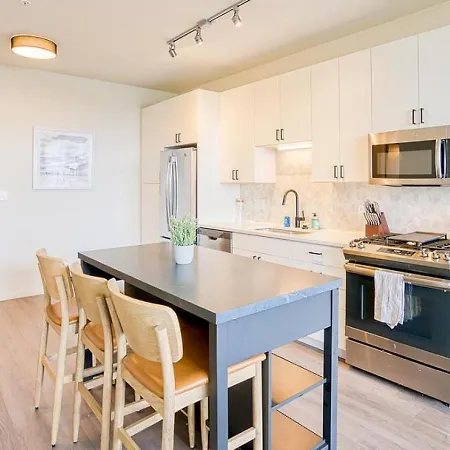Landing Modern With Amazing Amenities Chicago