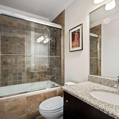 Cozy Garden Unit Located In North Center Apartment *