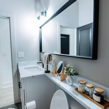 The Brown House - A Luxurious Uchicago Campus Apartment