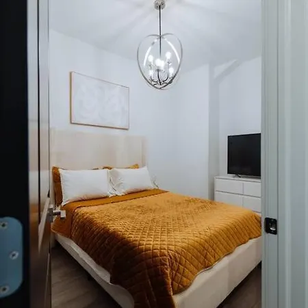 The Brown House - A Luxurious Uchicago Campus Apartment