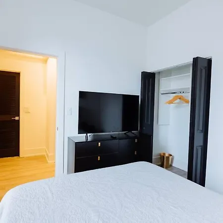 The Brown House - A Luxurious Uchicago Campus Apartment Chicago