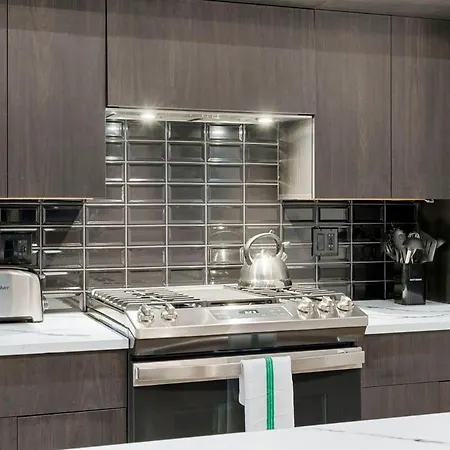Chic River North 2br 2ba With Private Balcony *