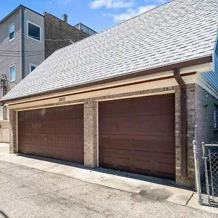 New! Xl North Center - 2 Car Garage And Ev Charger! Patios! Apartment *