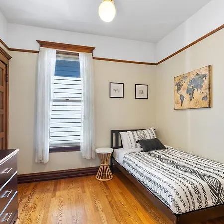 New! Xl North Center - 2 Car Garage And Ev Charger! Patios! Apartment