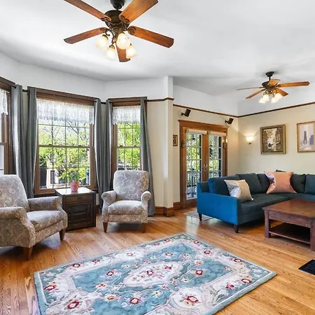 New! Xl North Center - 2 Car Garage And Ev Charger! Patios! Apartment
