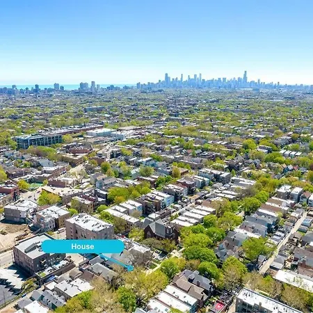 New! Xl North Center - 2 Car Garage And Ev Charger! Patios! Apartment