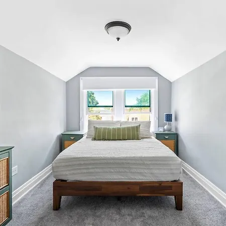 Norwood Park/edison Park! Workstation & In-unit Laundry! 2nd Floor *