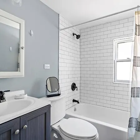 Norwood Park/edison Park! Workstation & In-unit Laundry! 2nd Floor