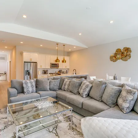 7 Mi To Downtown Luxe Apartment Chicago
