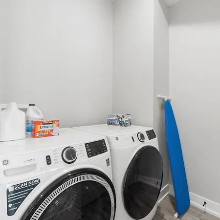 Lovely 3bed 3bath Brand New W 4 Beds & Balcony Apartment Chicago