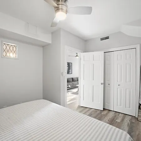 Beautiful Unit In Apartment *
