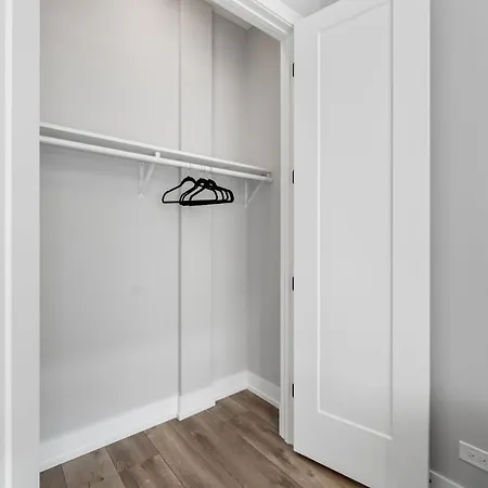 Apartment Contemporary Luxury: New 3br 2ba Stylish Haven