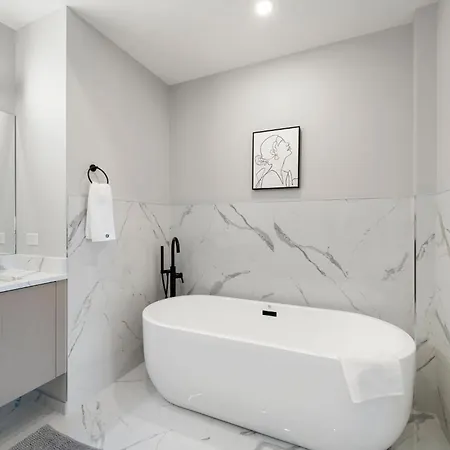 Contemporary Luxury: New 3br 2ba Stylish Haven Chicago