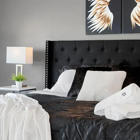 Contemporary Luxury: New 3br 2ba Stylish Haven Apartment Chicago