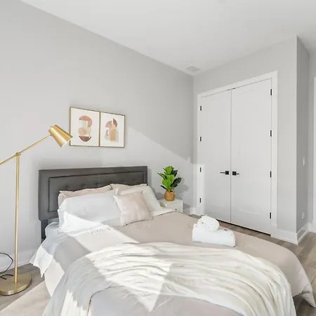Contemporary Luxury: New 3br 2ba Stylish Haven Chicago